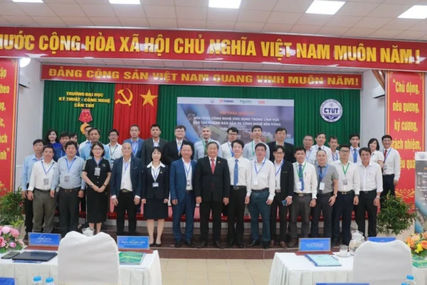 Tin tức 49 Chụp ảnh lưu niệm với Trường Đại học Kỹ thuật – Công nghệ Cần Thơ